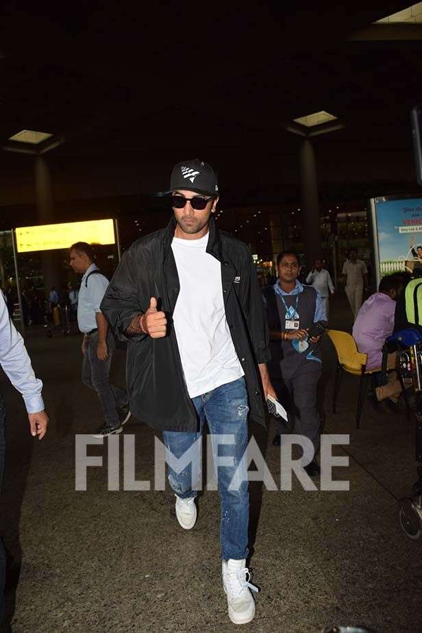 Photos! Ranbir, Karisma and Kareena Kapoor Khan return to the bay