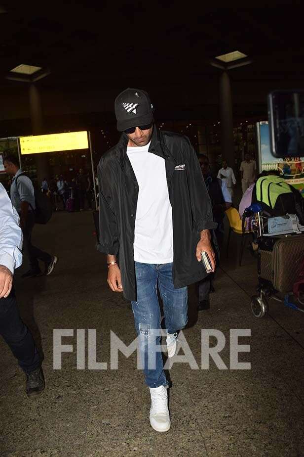 Photos! Ranbir, Karisma and Kareena Kapoor Khan return to the bay