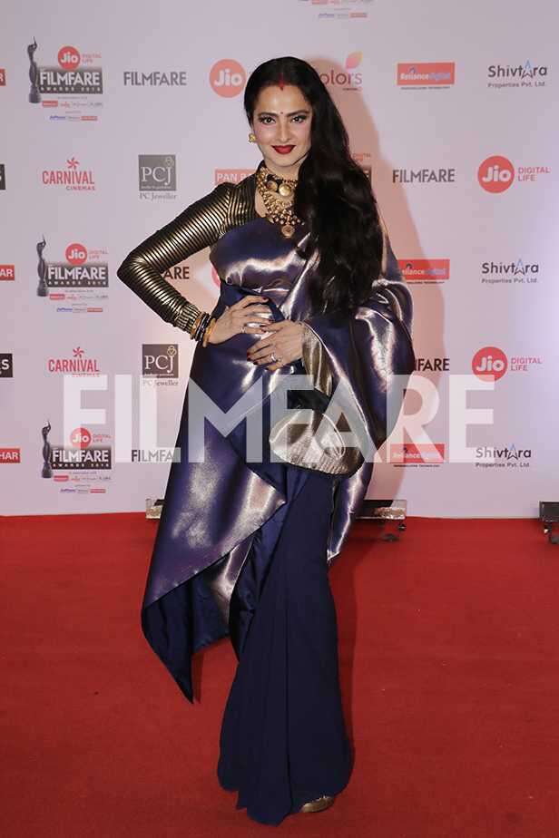 Photos: Eternal beauty Rekha looks stunning at the 63rd Jio Filmfare Awards  | Filmfare.com