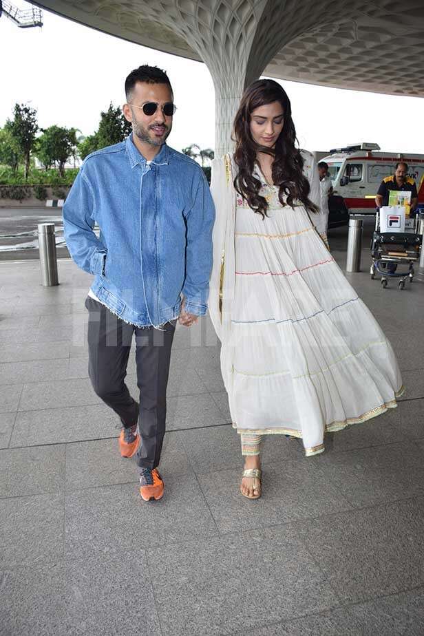 Off to their Honeymoon? Sonam Kapoor and Anand Ahuja snapped at the ...