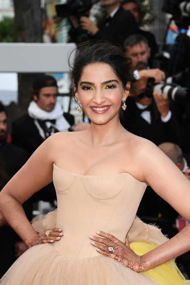 Sonam Kapoor Yellow Gown Cannes - Vanitynoapologies | Indian Makeup and  Beauty Blog