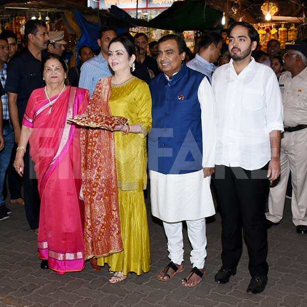 Ambanis offer their daughter Isha’s first wedding card to Lord Ganesha ...