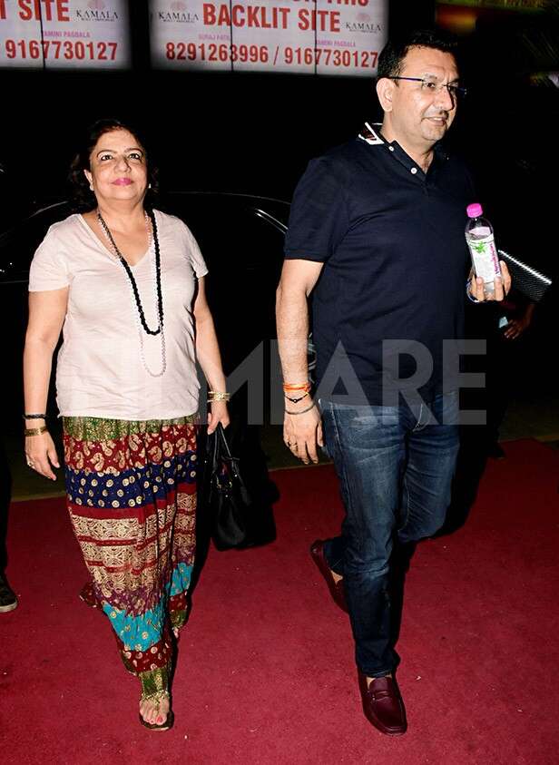 Priyanka Chopra heads out for a dinner date with mom Madhu Chopra ...