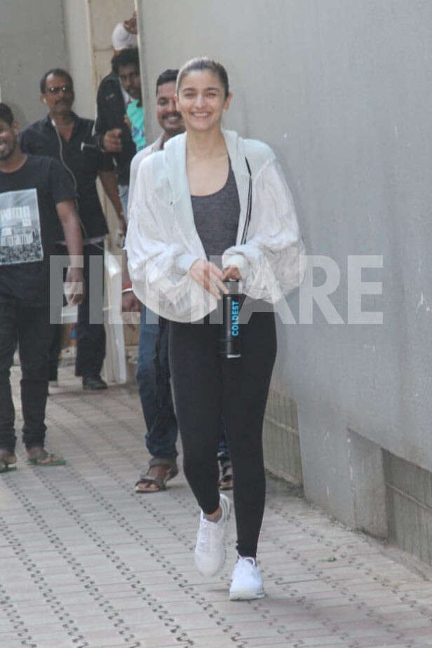 Alia Bhatt Aces Her Gym Look In Comfy Outfit | See Pics