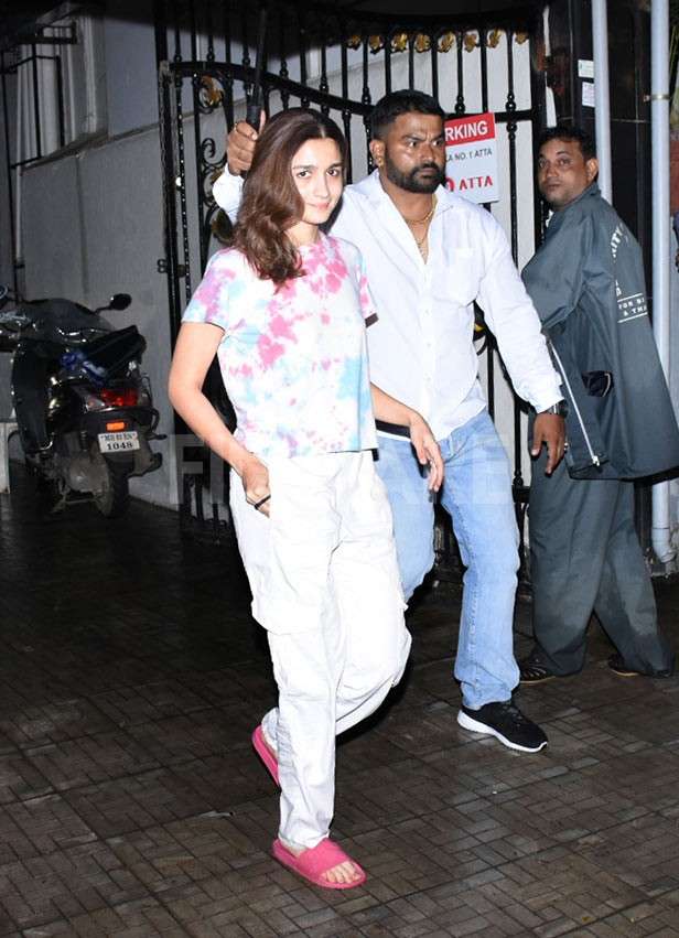 Alia Bhatt chose a pink and orange tie-dye co-ord set for her afternoon  outing with Ranbir Kapoor