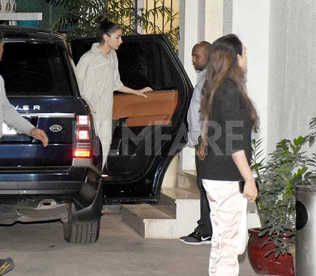 Photos Ranbir Kapoor And Alia Bhatt Head Out For A Movie Date 3800