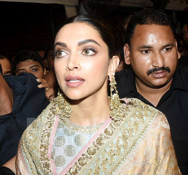 Deepika Padukone looks happy as she seeks blessings from Lord Ganesha ...