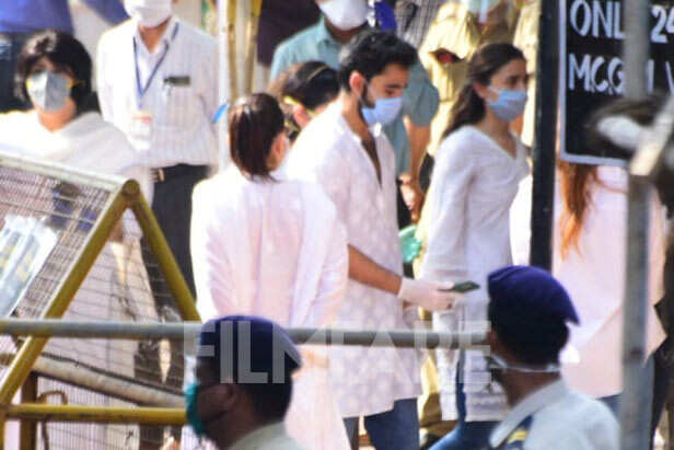 First Photos: Rishi Kapoor’s Last Rites Performed In The Presence Of ...