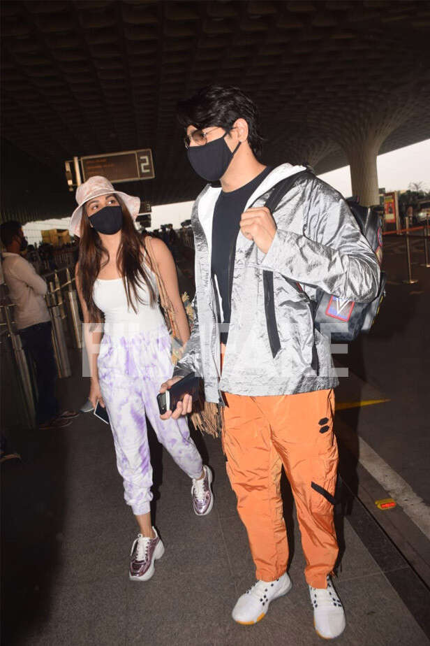 Photos Sidharth Malhotra and Kiara Advani leave for the