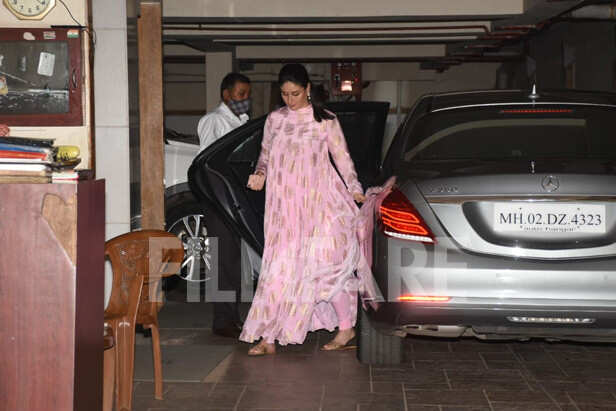 Photos: Kareena Kapoor Khan steps out in a pretty pink suit | Filmfare.com