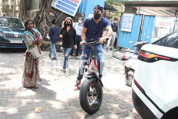 Ranbir Kapoor spotted riding a super cool electric bike ...