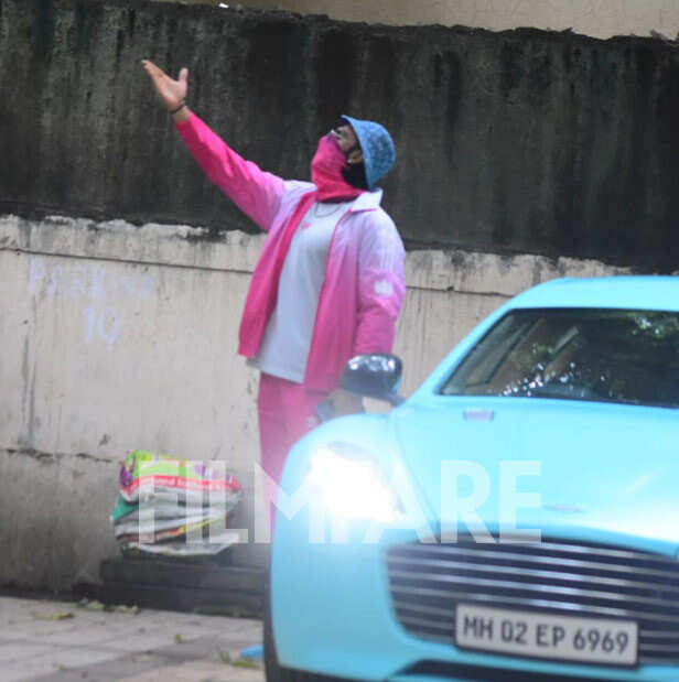 Zoom TV - Only Ranveer Singh can ace the pink track suit