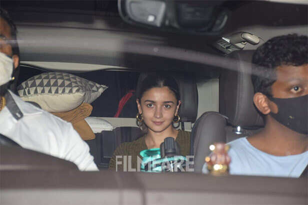 Pictures: Alia Bhatt clicked at her residence in Juhu | Filmfare.com