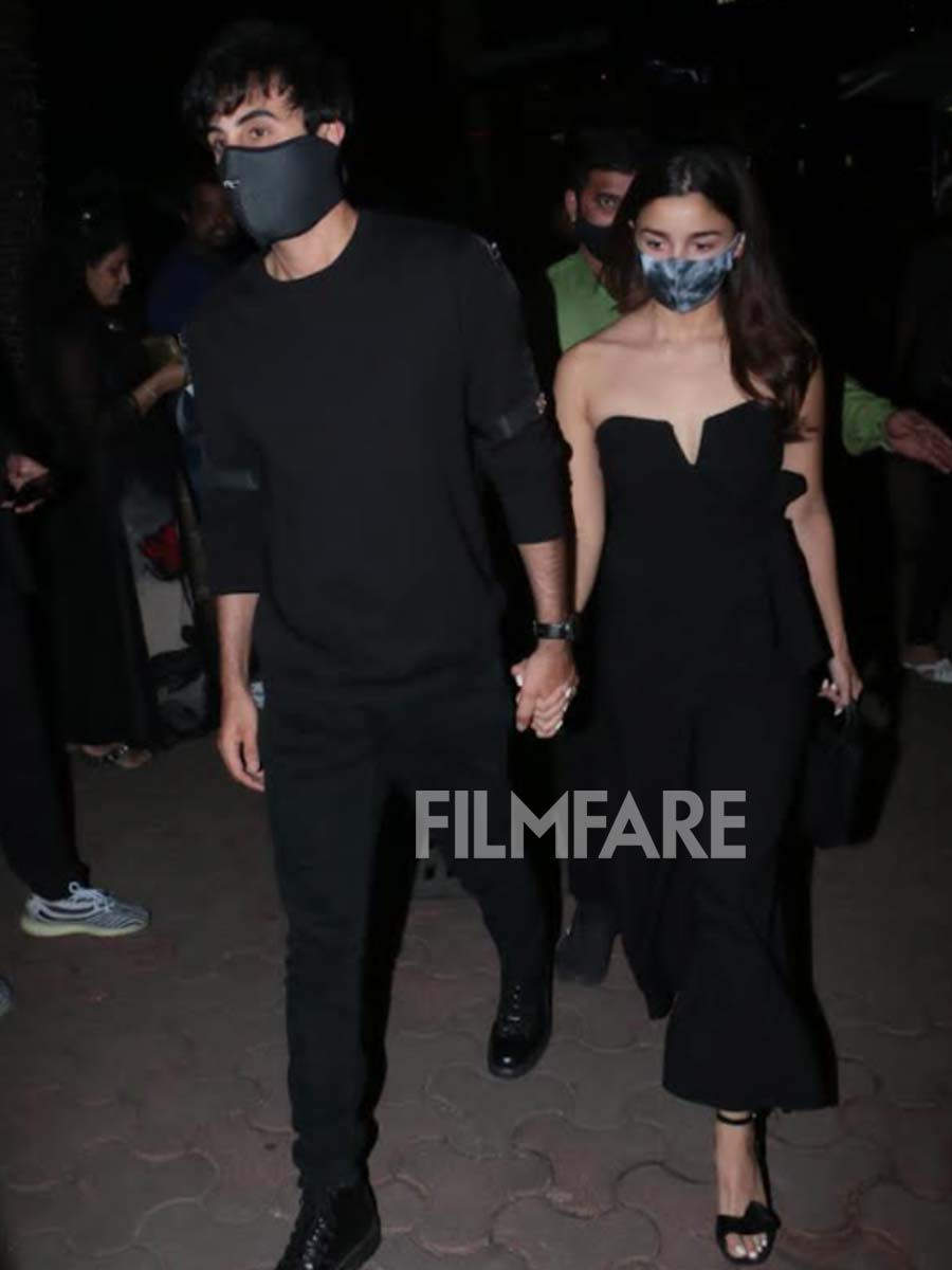 Ranbir Kapoor, Alia Bhatt twin in black outfits as they pose with a fan in  Dubai