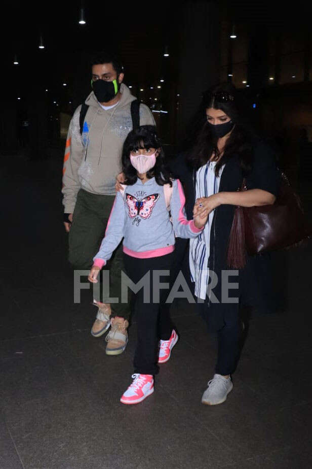 Abhishek Bachchan, Aishwarya Rai Bachchan And Aaradhya Bachchan Clicked ...