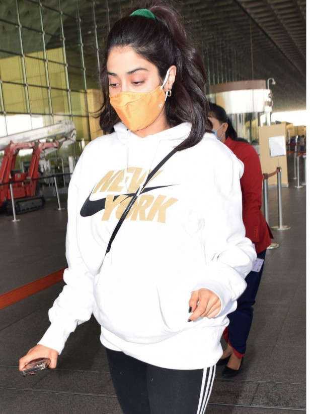 , Photos: Janhvi Kapoor rocks athleisure at the airport, Indian &amp; World Live Breaking News Coverage And Updates