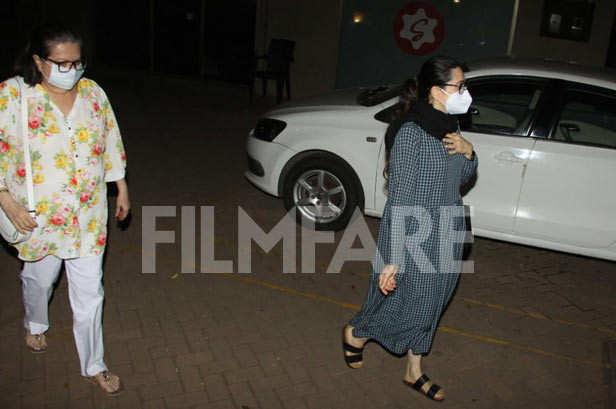 , In pictures: Karisma Kapoor spotted at sister Kareena Kapoor Khan’s house, Indian &amp; World Live Breaking News Coverage And Updates