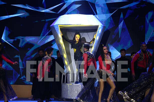 Amruta Khanvilkar & Manasi Naik Kharera mesmerize at the Planet Marathi Filmfare Awards (Marathi)