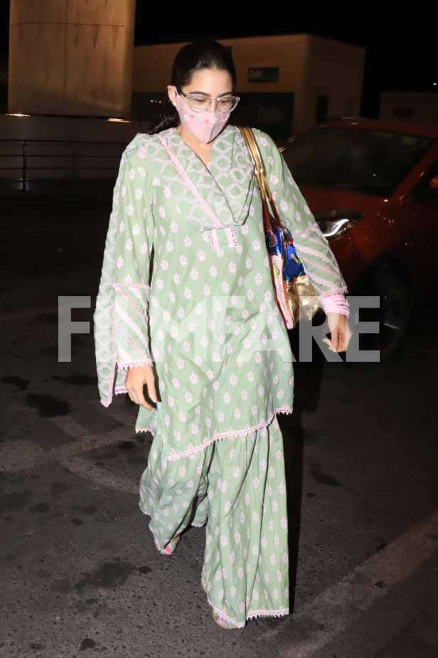 , Sara Ali Khan clicked at the airport with mom Amrita Singh , Indian &amp; World Live Breaking News Coverage And Updates