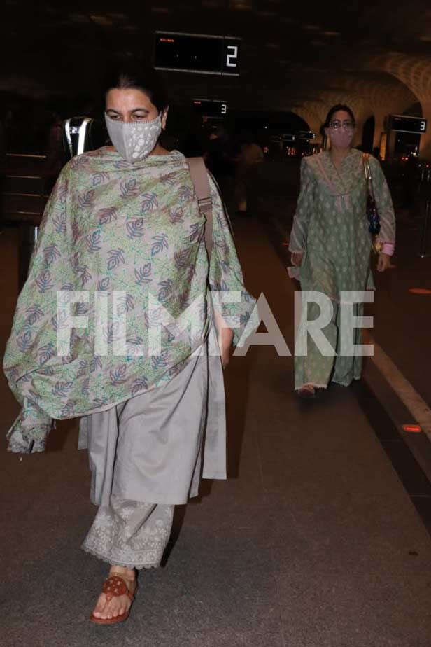 , Sara Ali Khan clicked at the airport with mom Amrita Singh , Indian &amp; World Live Breaking News Coverage And Updates