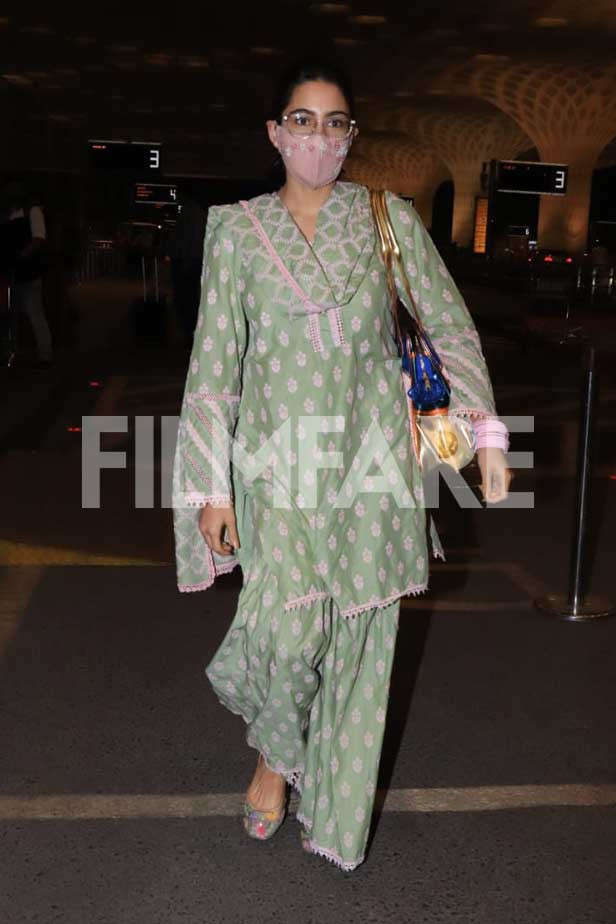, Sara Ali Khan clicked at the airport with mom Amrita Singh , Indian &amp; World Live Breaking News Coverage And Updates