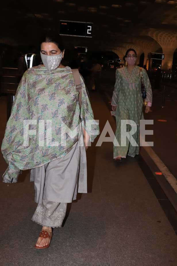 , Sara Ali Khan clicked at the airport with mom Amrita Singh , Indian &amp; World Live Breaking News Coverage And Updates