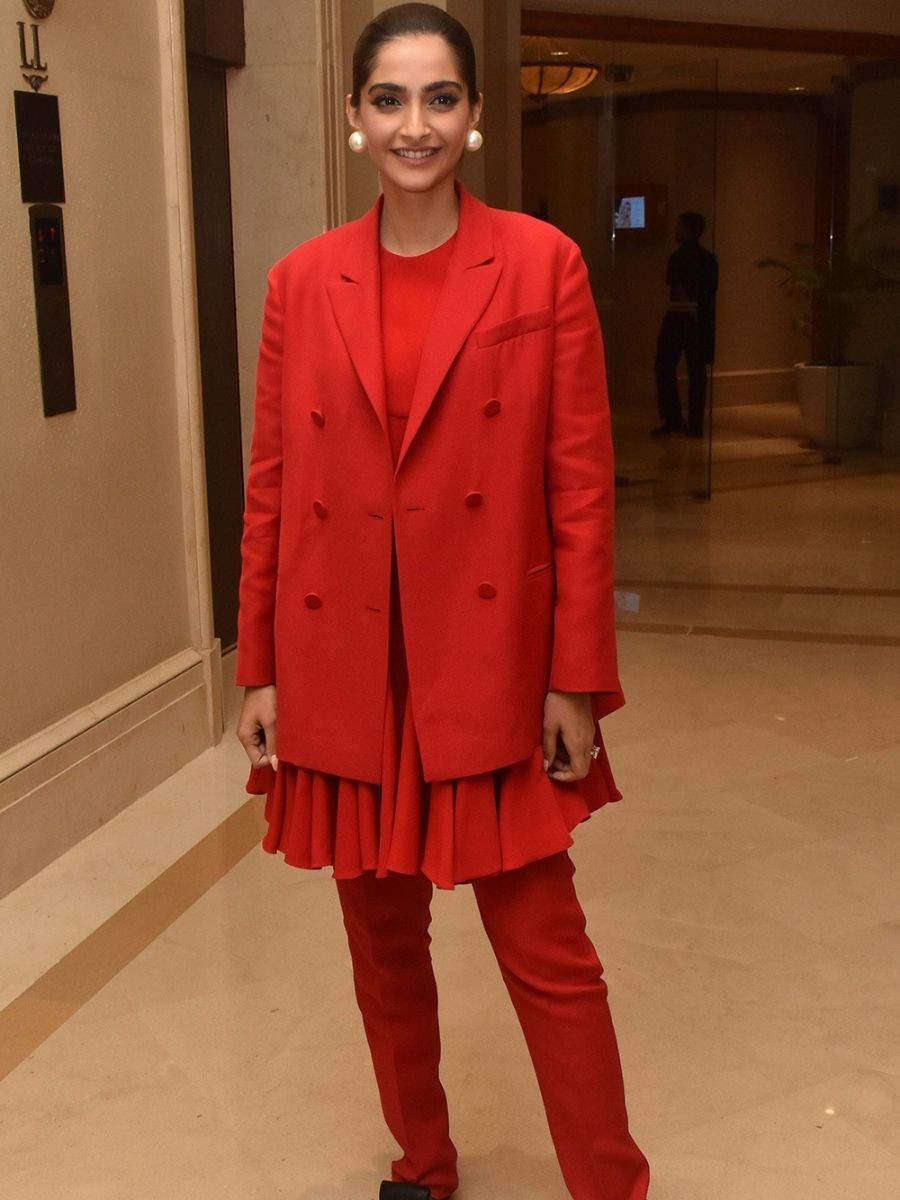 14 ways to wear an all-red outfit for your Valentine’s Day date ...