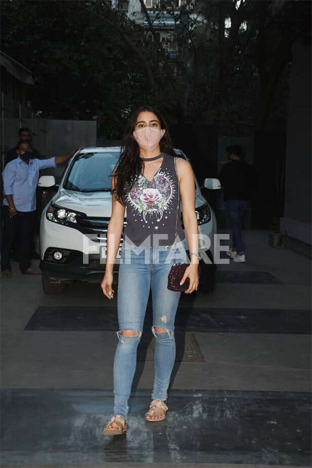 Sara ali khan 2024 in jeans top