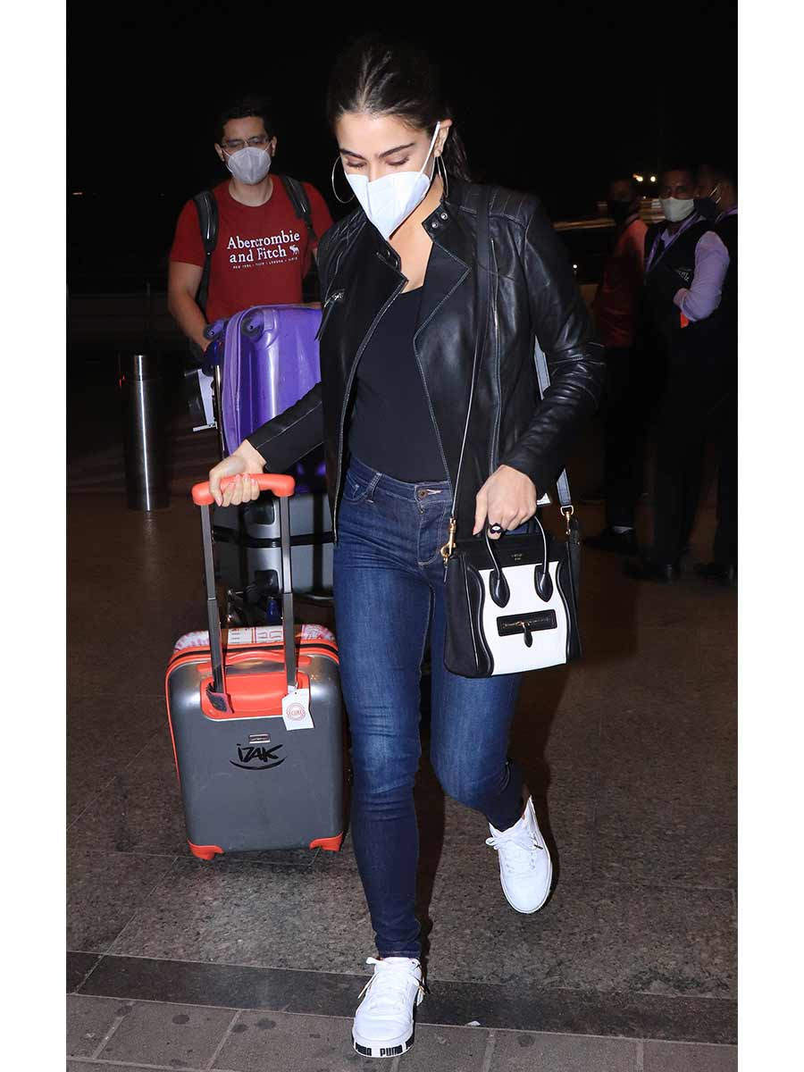 Best style investment approved by B-Town divas: Black handy bags