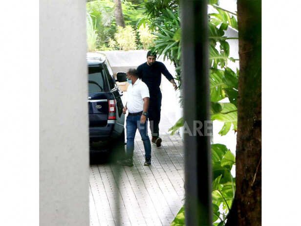 Photos: Ranbir Kapoor spotted at his residence in the city | Filmfare.com