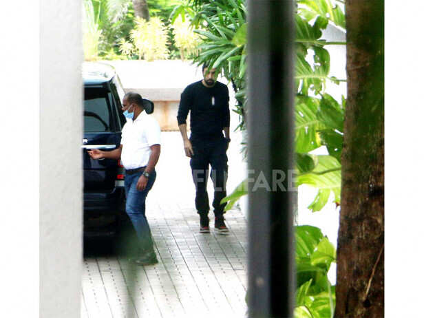 Photos: Ranbir Kapoor spotted at his residence in the city | Filmfare.com