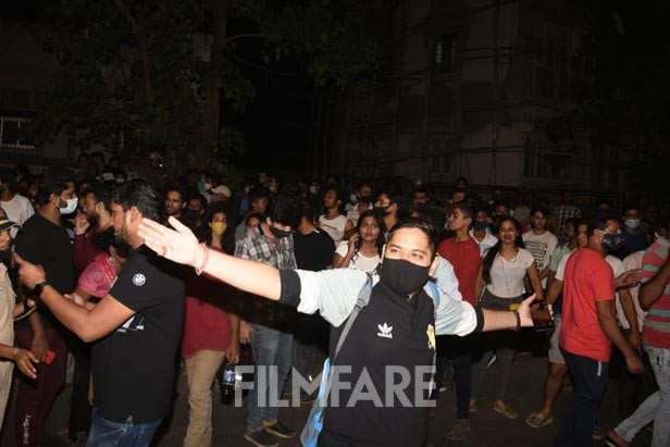 Fans outside SRK bungalow