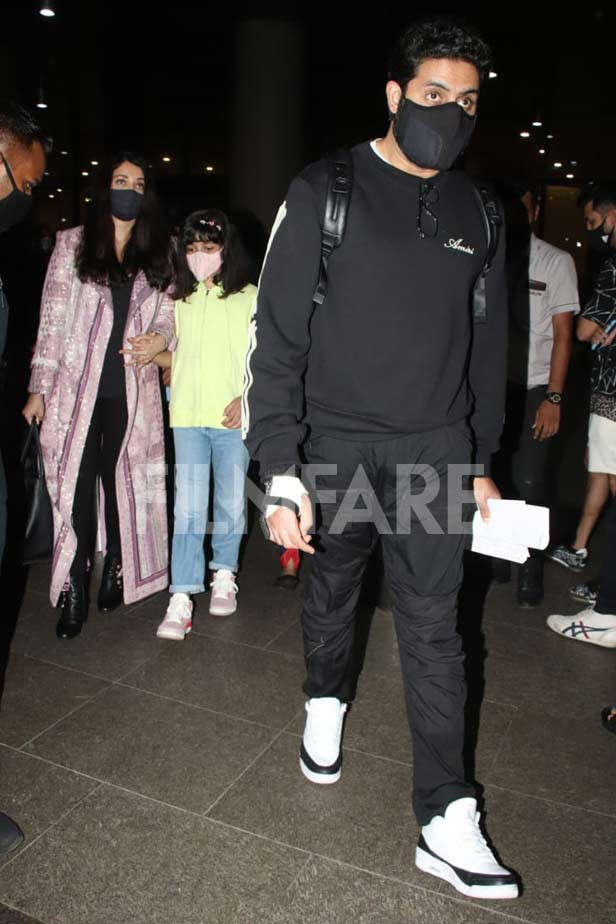 Aishwarya Rai Bachchan And Daughter Aaradhya Fly Out For Paris Fashion  Week. See Airport Pics