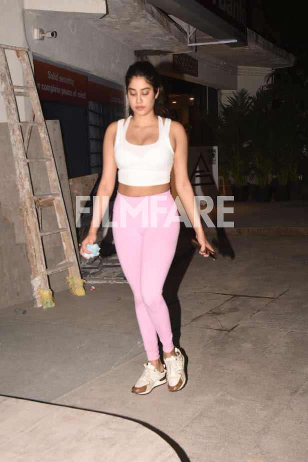 Janhvi Kapoor in hot pink sports bra and yoga pants is the gym wear game  changer. See pics - India Today