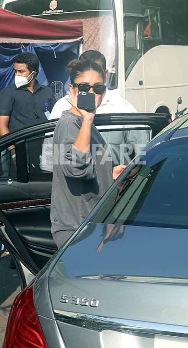 Photos: Kareena Kapoor Khan clicked at a studio in Mumbai Photos: Kareena Kapoor Khan clicked at a studio in Mumbai Kareena Kapoor Khan