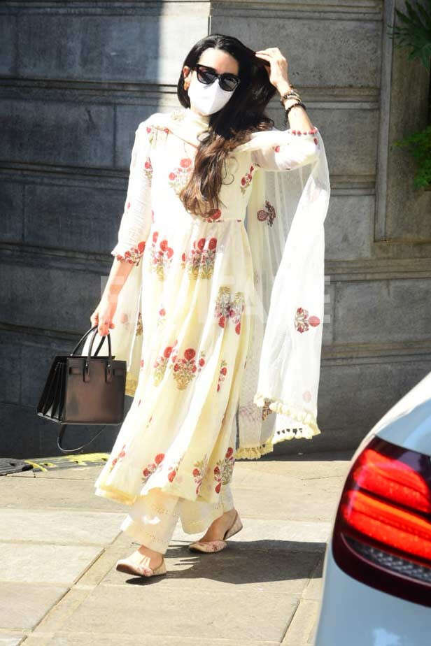 Pictures: Kareena Kapoor Khan, Karisma Kapoor clicked in Mumbai ...