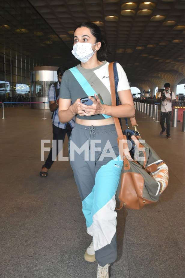 Taapsee Pannu poses for the paparazzi at the airport | Filmfare.com