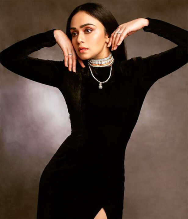 Amruta Khanvilkar looks enchanting in black | Filmfare.com