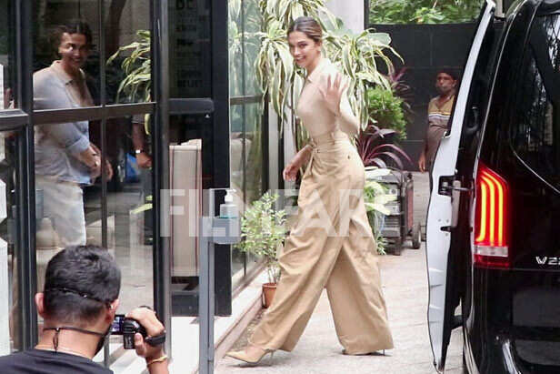 Footage: Deepika Padukone goes stylish for a gathering Footage: Deepika Padukone goes stylish for a gathering Deepika Padukone