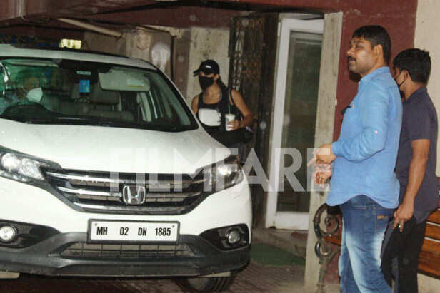 In Footage: Janhvi Kapoor and Sara Ali Khan snapped publish their Pilates class In Footage: Janhvi Kapoor and Sara Ali Khan snapped publish their Pilates class Sara Ali Khan
