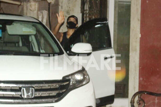 In Footage: Janhvi Kapoor and Sara Ali Khan snapped publish their Pilates class In Footage: Janhvi Kapoor and Sara Ali Khan snapped publish their Pilates class Sara Ali Khan