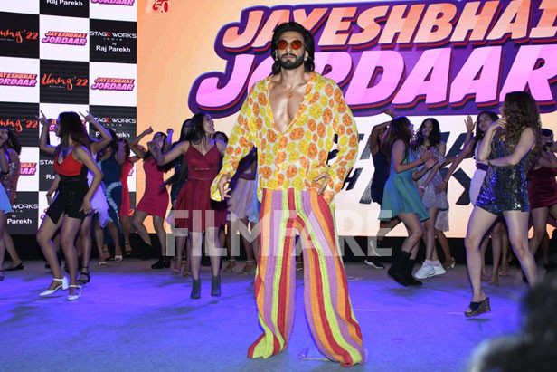 Ranveer Singh is perfection in purple suit, pink shoes and tinted diamond  sunglasses for Jayeshbhai Jordaar promotions : Bollywood News - Bollywood  Hungama