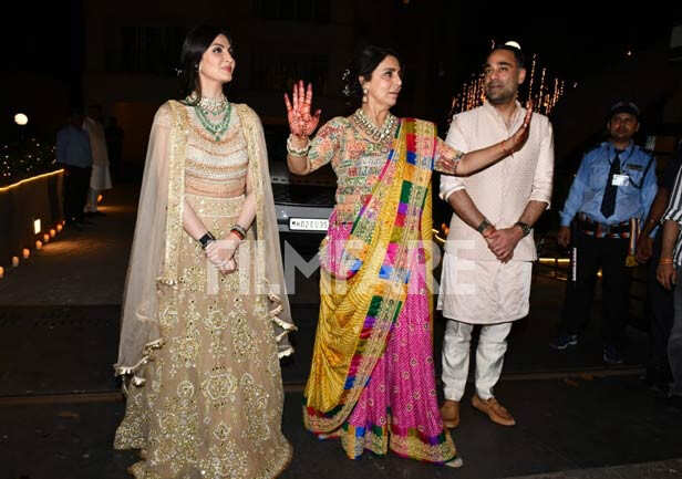 Neetu Kapoor, Riddhima Kapoor Sahni Greet Media After Ranbir - Alia ...