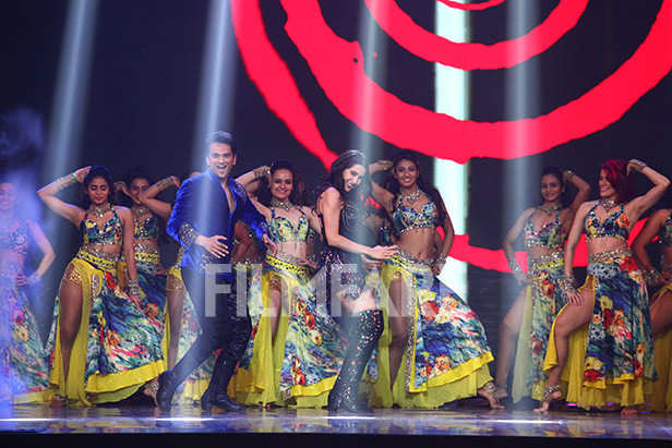 Sara Ali Khan Is Grace Personified On Stage at The 66th Vimal Elaichi ...