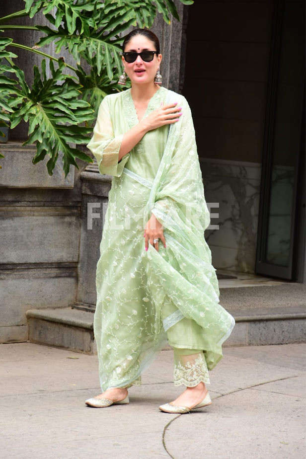 Kareena Kapoor in Vibrant Neon GREEN Kurta Set Which Price Just Rs 25K  Makes Bold Desi Style - YouTube