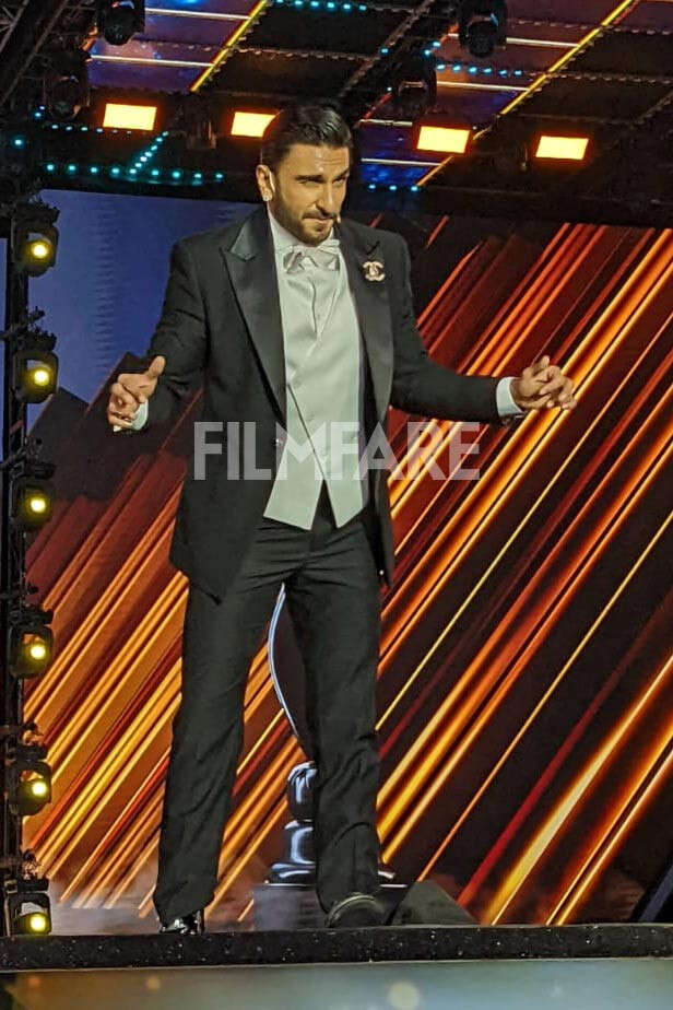 Wolf777news Filmfare Awards 2022: Ranveer Singh Makes Waves As A Host ...