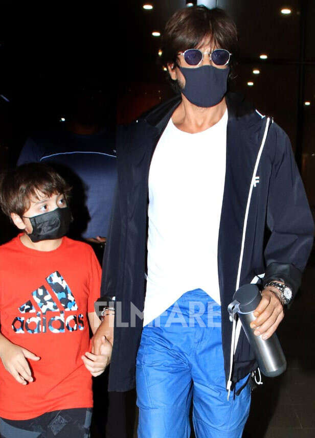 Shah Rukh Khan Abram and Aryan Clicked at Mumbai Airport