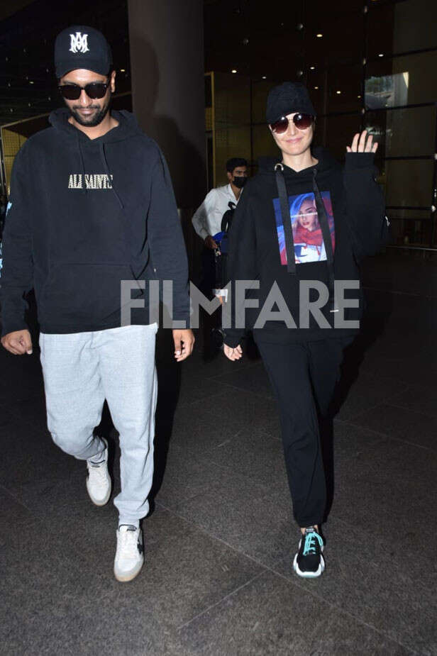 Katrina Kaif and Vicky Kaushal clicked at the airport returning from ...