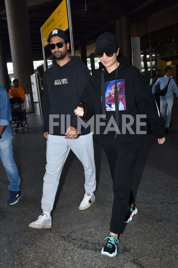 Katrina Kaif and Vicky Kaushal clicked at the airport returning from ...