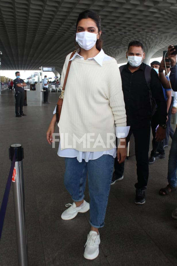 Deepika Padukone Image from her denim outfit at the airport